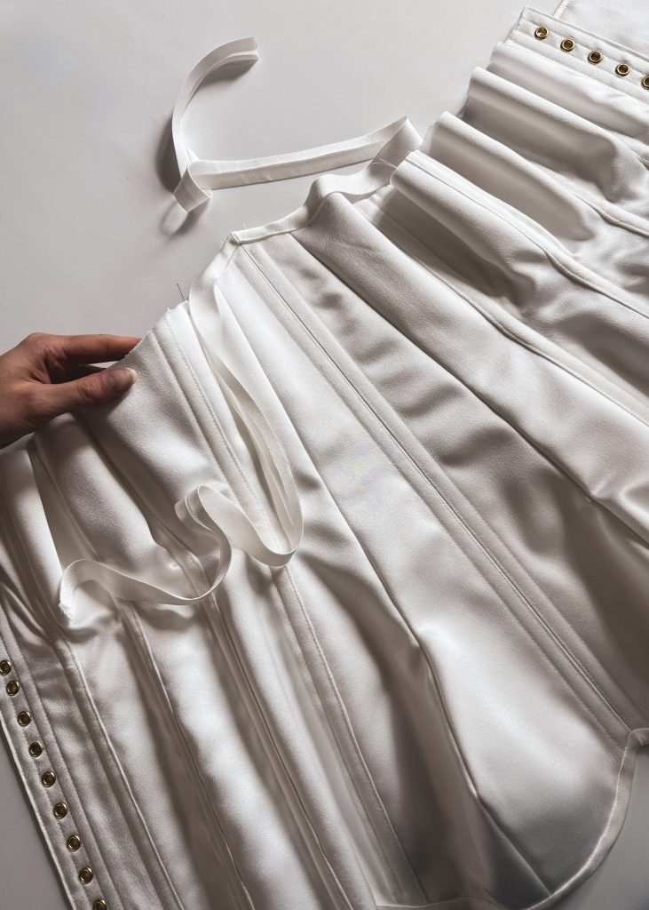 Corset sur-mesure en soie blanche